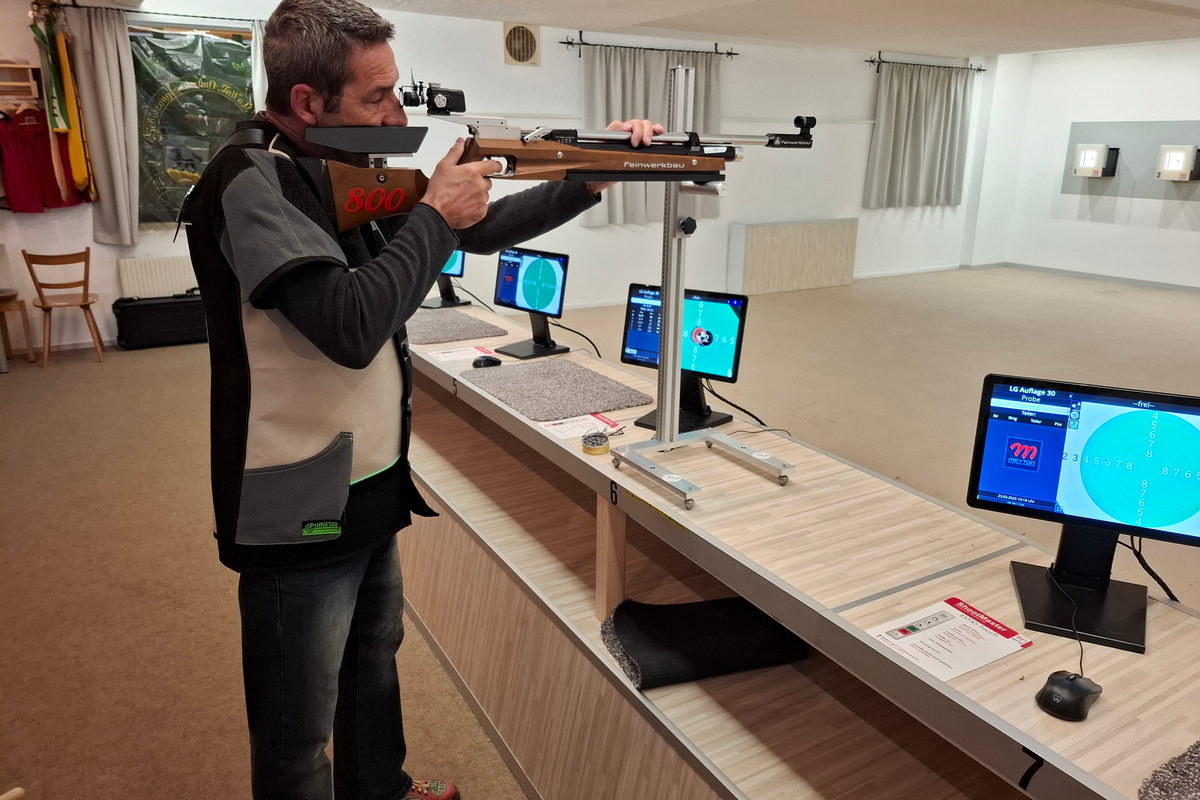 Schütze am digitalen Schießstand im Schützenhaus Wolfegg
